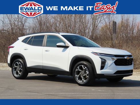 Certified 2025 Chevrolet Trax LT FWD image 1