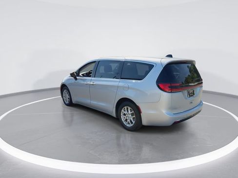 Used 2024 Chrysler Pacifica Touring-L FWD image 6