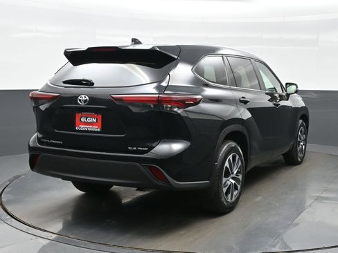 Used 2024 Toyota Highlander XLE AWD/4WD image 5