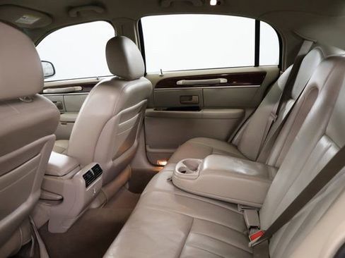 Used 2005 Lincoln Town Car Signature image 24