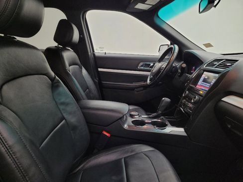Used 2016 Ford Explorer XLT w/ Equipment Group 202A image 21