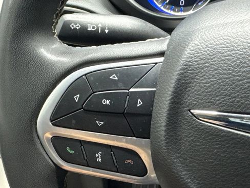 Used 2022 Chrysler Pacifica Touring-L FWD image 12
