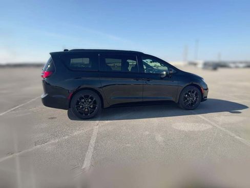 New 2026 Chrysler Pacifica Select image 13