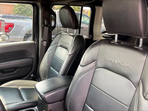 Used 2018 Jeep Wrangler Unlimited Sahara AWD/4WD image 23