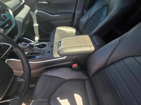 Used 2024 Toyota Highlander XLE AWD/4WD image 14