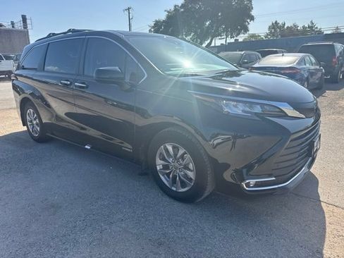 Used 2021 Toyota Sienna XLE FWD image 1