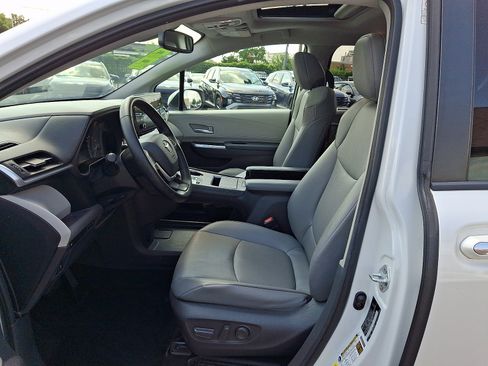 Used 2021 Toyota Sienna XLE AWD/4WD image 14
