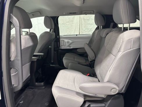 Used 2025 Toyota Sienna LE image 46