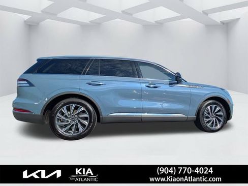 Used 2025 Lincoln Aviator 2WD image 2