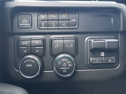 Used 2025 Chevrolet Suburban Z71 w/ Comfort Package image 23