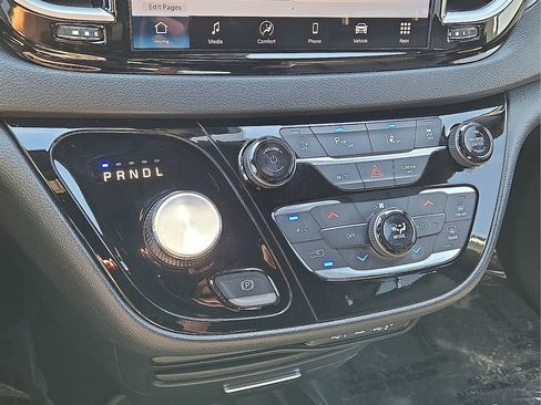 Used 2025 Chrysler Pacifica Select FWD image 28