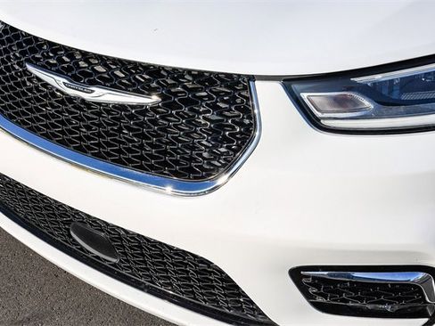 Used 2022 Chrysler Pacifica Touring-L image 11