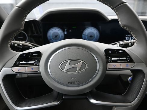 Certified 2025 Hyundai Elantra SEL image 23