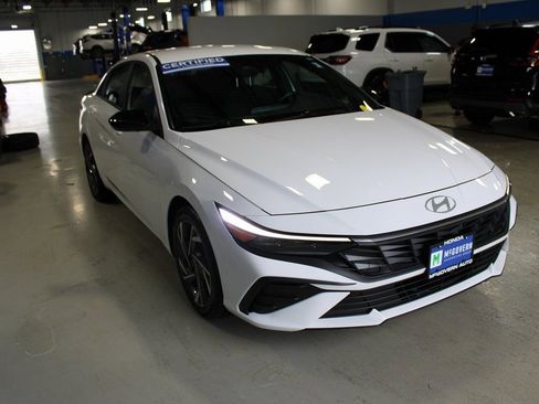 Used 2025 Hyundai Elantra Sport image 4
