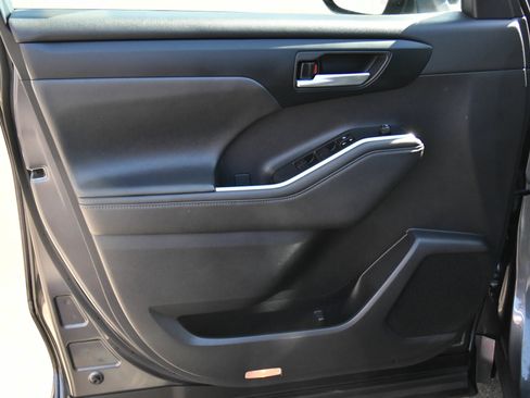 Used 2024 Toyota Highlander XLE FWD image 14