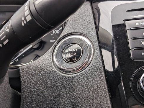 Used 2019 Nissan Rogue SV image 15