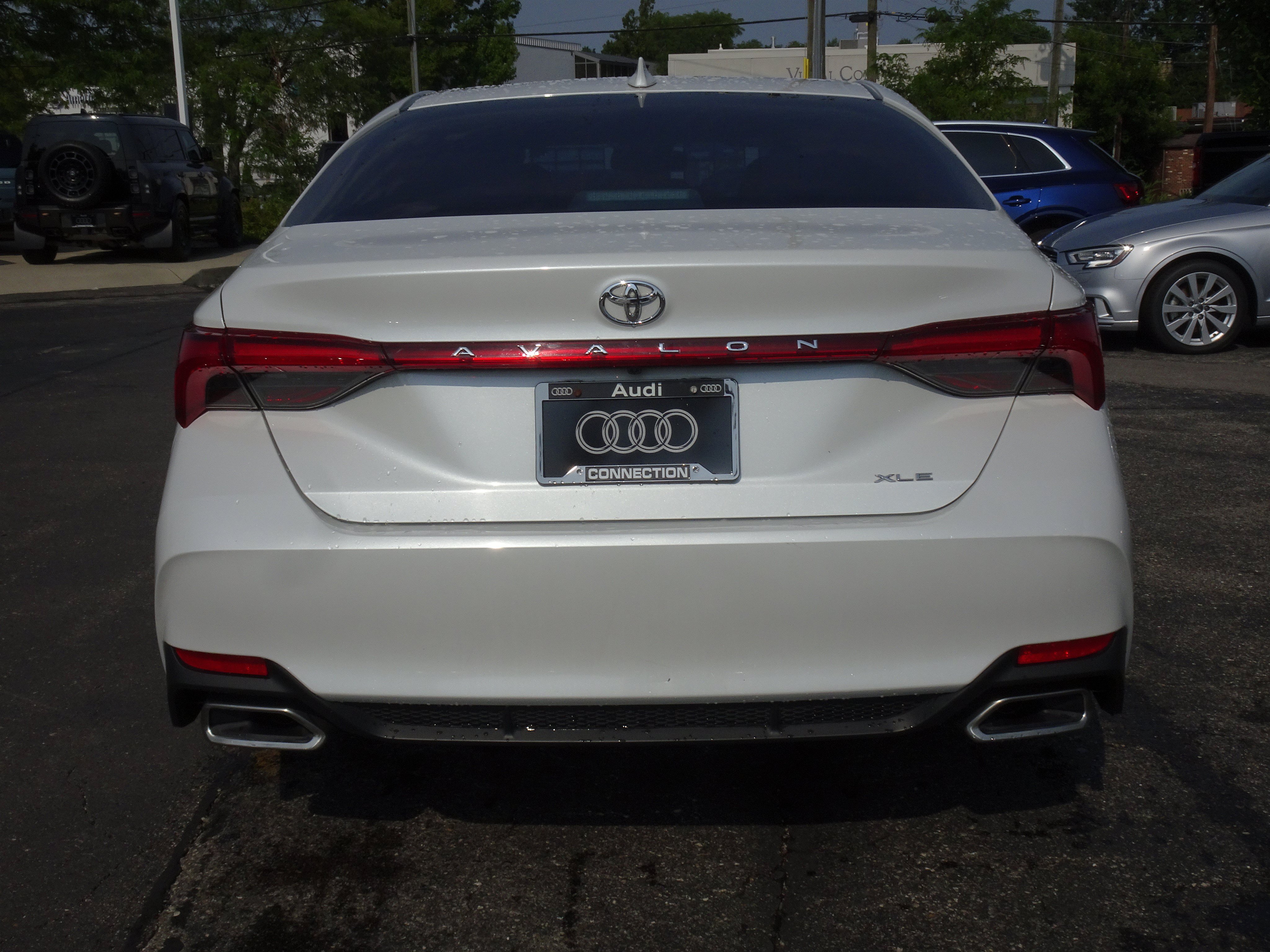Used 2021 Toyota Avalon XLE w/ Moonroof Package FWD image 4
