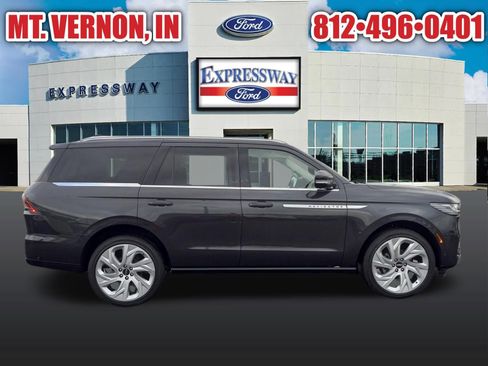 Used 2025 Lincoln Navigator Reserve AWD/4WD image 6