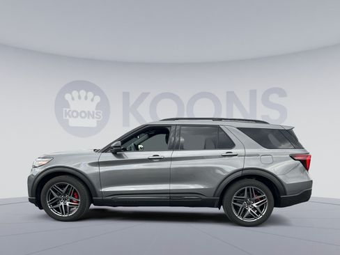 Used 2025 Ford Explorer ST AWD/4WD image 2