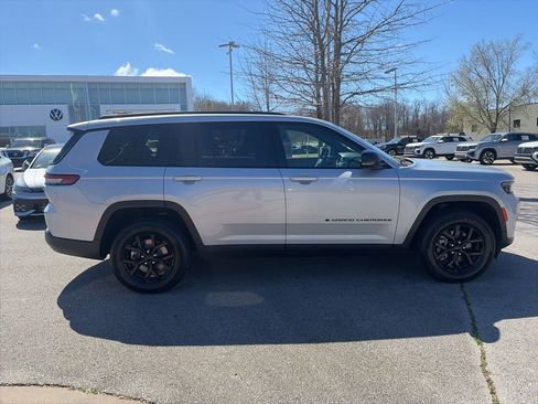 Used 2024 Jeep Grand Cherokee L Altitude image 8