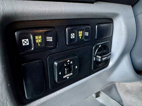 Used 1999 Toyota Land Cruiser image 30