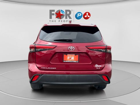 Used 2020 Toyota Highlander XLE image 4