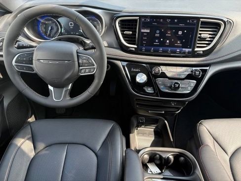 New 2027 Chrysler Pacifica Select FWD image 3