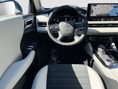 New 2025 Mitsubishi Outlander SE image 24