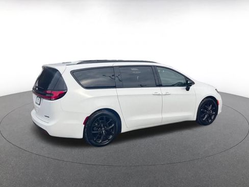 Used 2025 Chrysler Pacifica Limited image 15