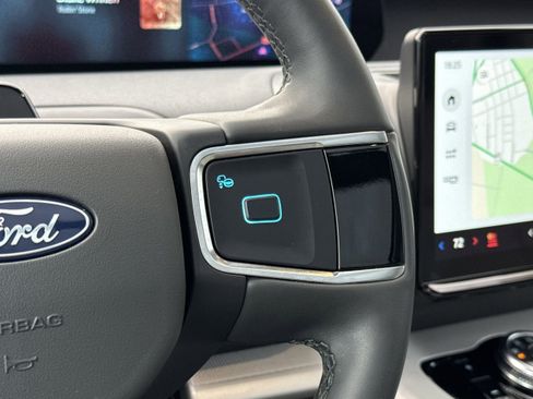 Used 2025 Ford Expedition Active image 15