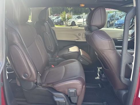 Used 2024 Toyota Sienna Platinum FWD image 33
