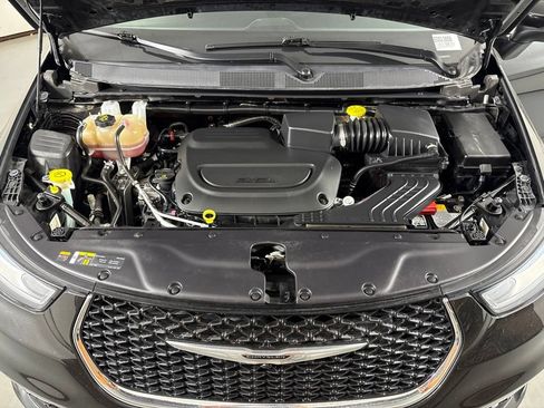 Used 2023 Chrysler Pacifica Touring-L FWD image 35