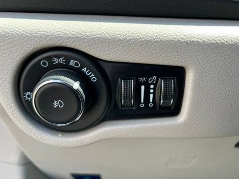 Used 2024 Chrysler Pacifica Touring-L FWD image 17