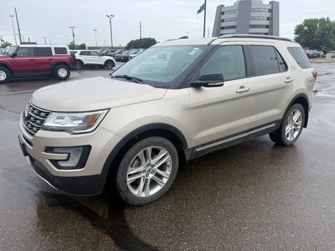 Used 2017 Ford Explorer XLT w/ Equipment Group 202A AWD/4WD image 6