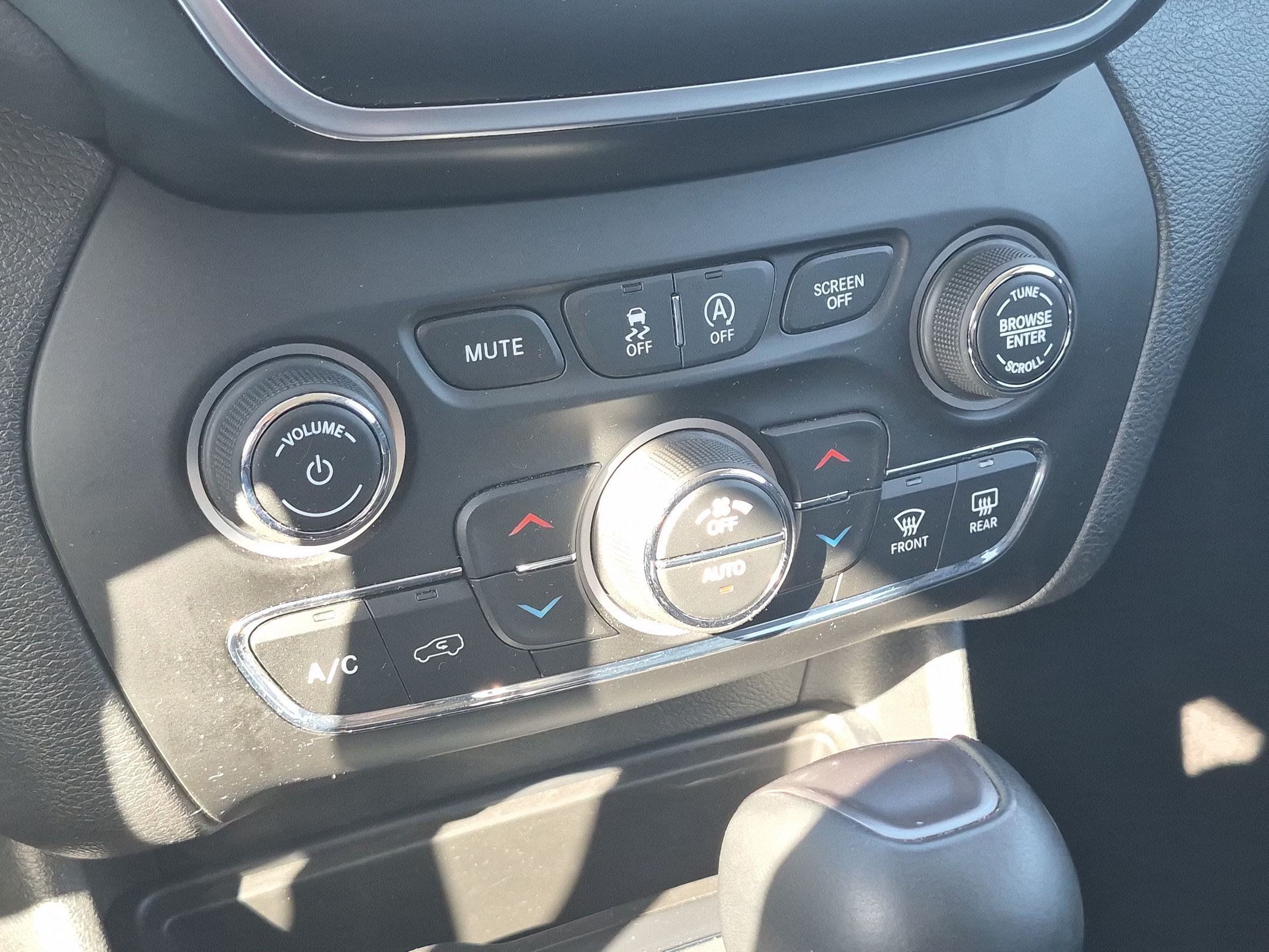 Used 2019 Jeep Cherokee Latitude Plus w/ Comfort/Convenience Group AWD/4WD image 21