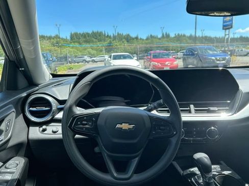Used 2025 Chevrolet Trax LT FWD image 10