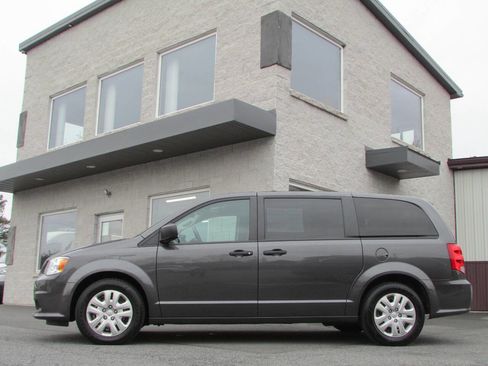 Used 2019 Dodge Grand Caravan SE w/ UConnect Hands-Free Group FWD image 10