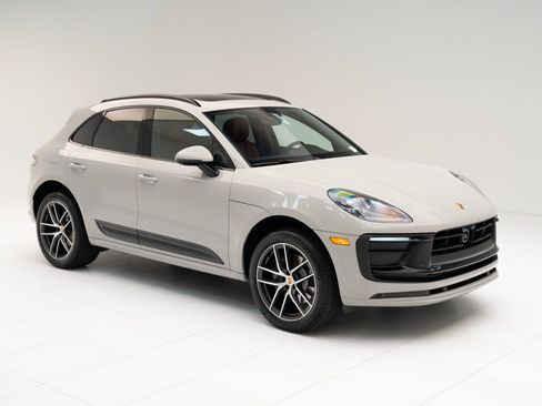 Certified 2025 Porsche Macan image 7