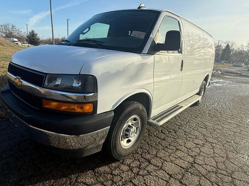 Used 2024 Chevrolet Express 2500 Regular Van 3D image 2