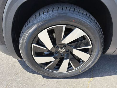 Used 2025 Volkswagen Atlas Cross Sport SE FWD image 33