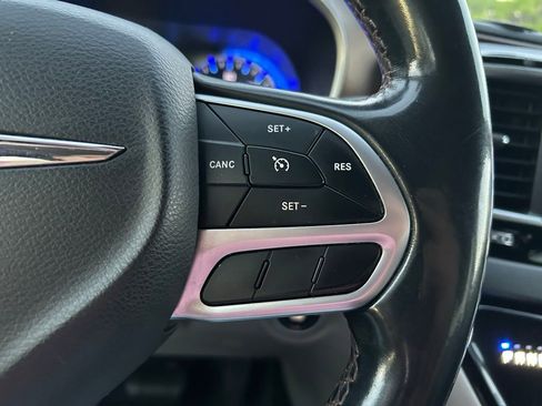 Used 2018 Chrysler Pacifica Touring-L image 20