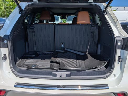 Used 2020 Toyota Highlander Platinum AWD/4WD image 14
