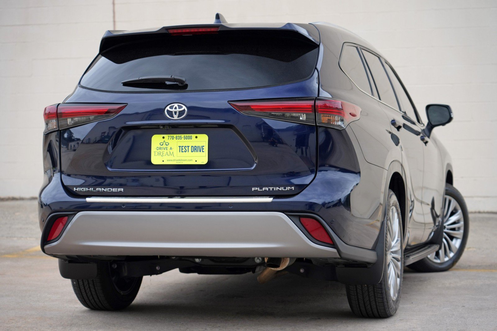 Used 2024 Toyota Highlander Platinum FWD image 5
