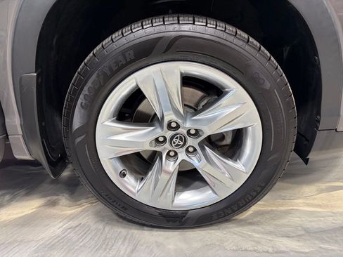 Used 2017 Toyota Highlander Limited AWD/4WD image 31