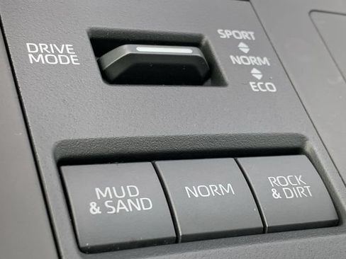 Used 2024 Toyota Highlander XLE AWD/4WD image 28