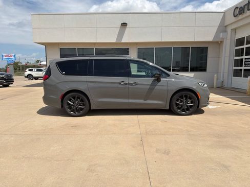 Used 2025 Chrysler Pacifica Limited FWD image 3