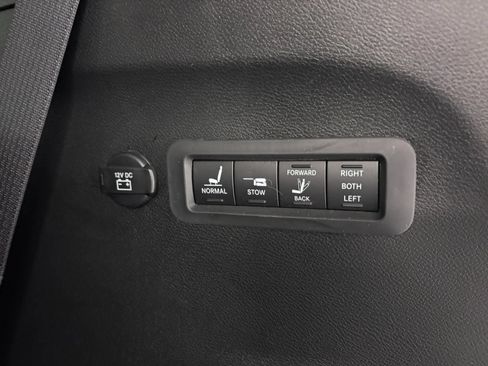 Used 2017 Chrysler Pacifica Limited w/ UConnect Theater Package FWD image 39