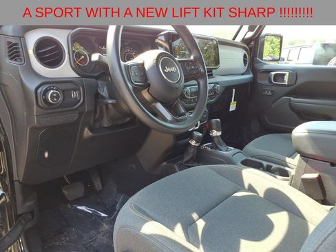 Used 2025 Jeep Gladiator Sport AWD/4WD image 12