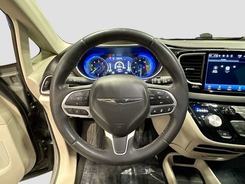 Used 2022 Chrysler Pacifica Touring-L FWD image 10