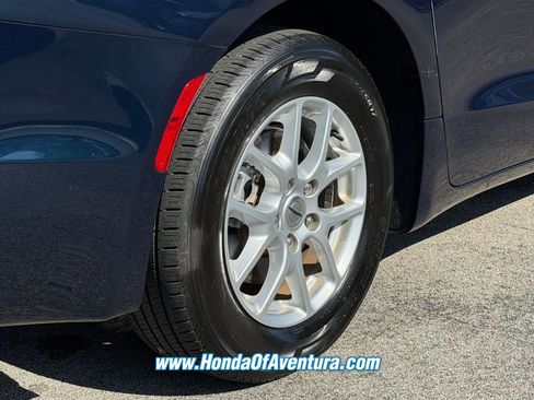 Used 2023 Chrysler Pacifica Touring-L FWD image 7